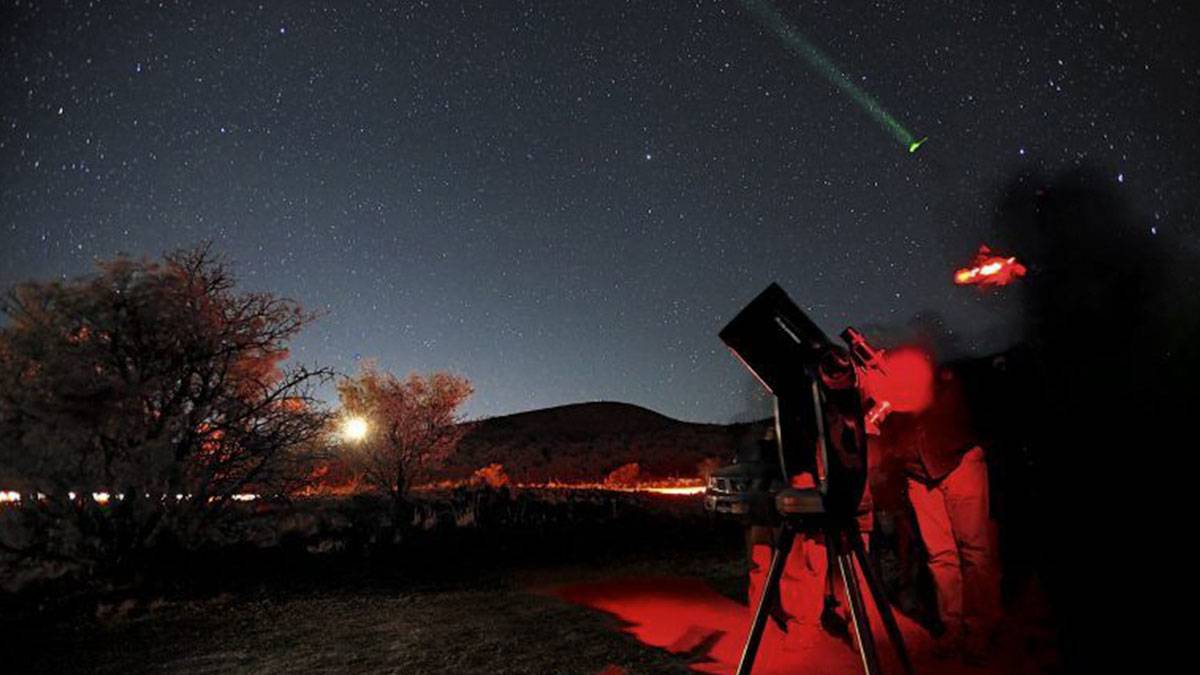 night sky filled with stars with people looking through a telescope, stargazing at Mauna Kea in Big Island, Hawaii, USA